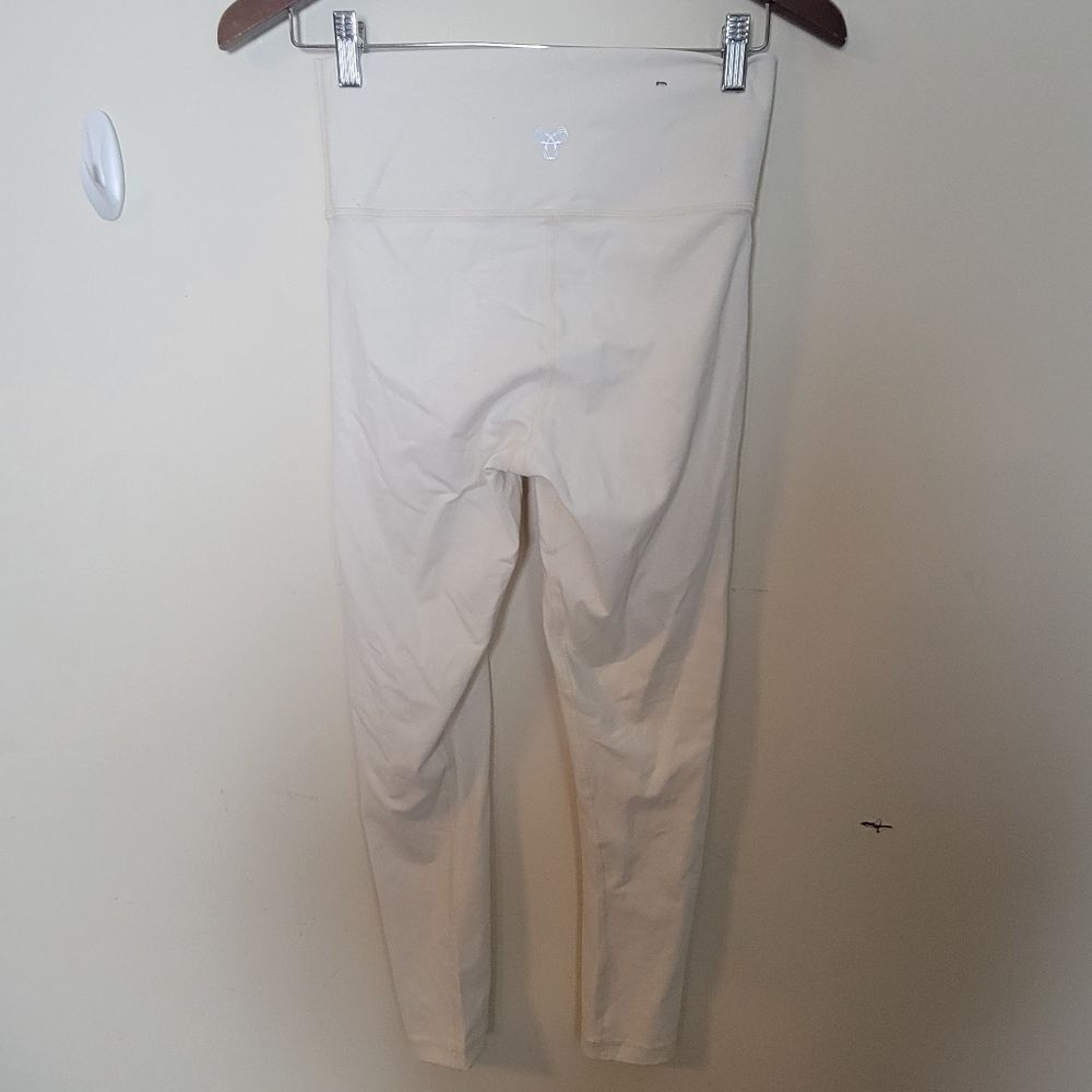 Aritzia TnAction TnaLIFE Cheeky Hi-Rise Legging size medium White